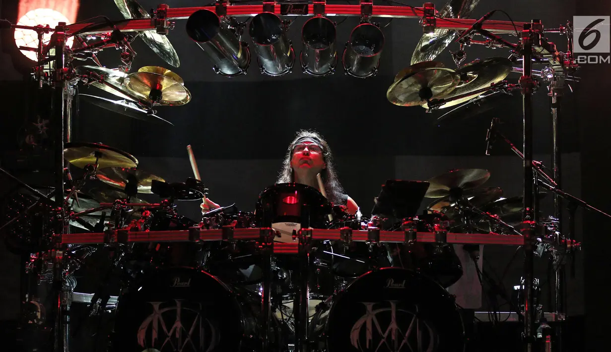 Pemain drum band Dream Theater, Mike Mangini menunjukkan aksinya dalam JogjaRockarta International Music Festival 2017 di Stadion Kridosono, Jogjakarta, Jumat (29/9). (Liputan6.com/Herman Zakharia)