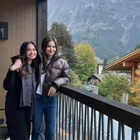 Yang terbaru, keduanya juga menikmati liburan bersama di Swiss dan Italia. Tiga dekade bersahabat, keduanya tampak begitu dekat. [Instagram/ersamayori]