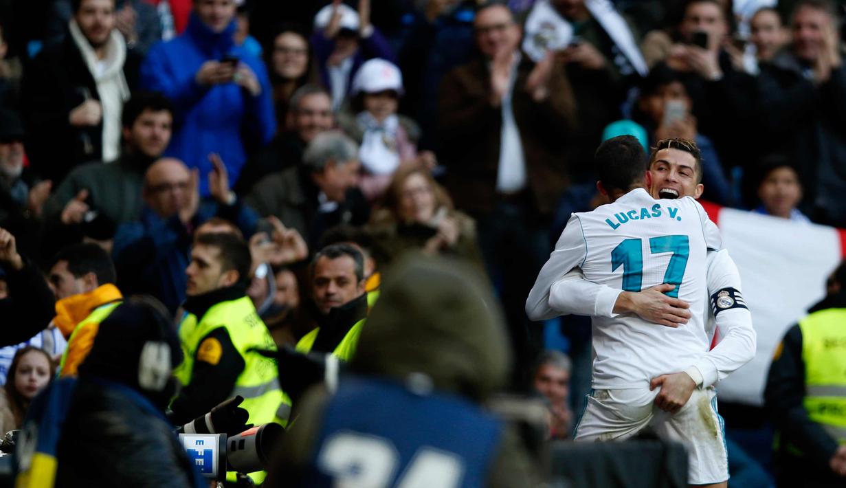 Penyerang Real Madrid, Cristiano Ronaldo melakukan selebrasi bersama rekannya usai mencetak gol ke gawang Alaves pada La Liga Spanyol di stadion Santiago Bernabeu (24/2). Madrid menang 4-0. (AP Photo/Francisco Seco)