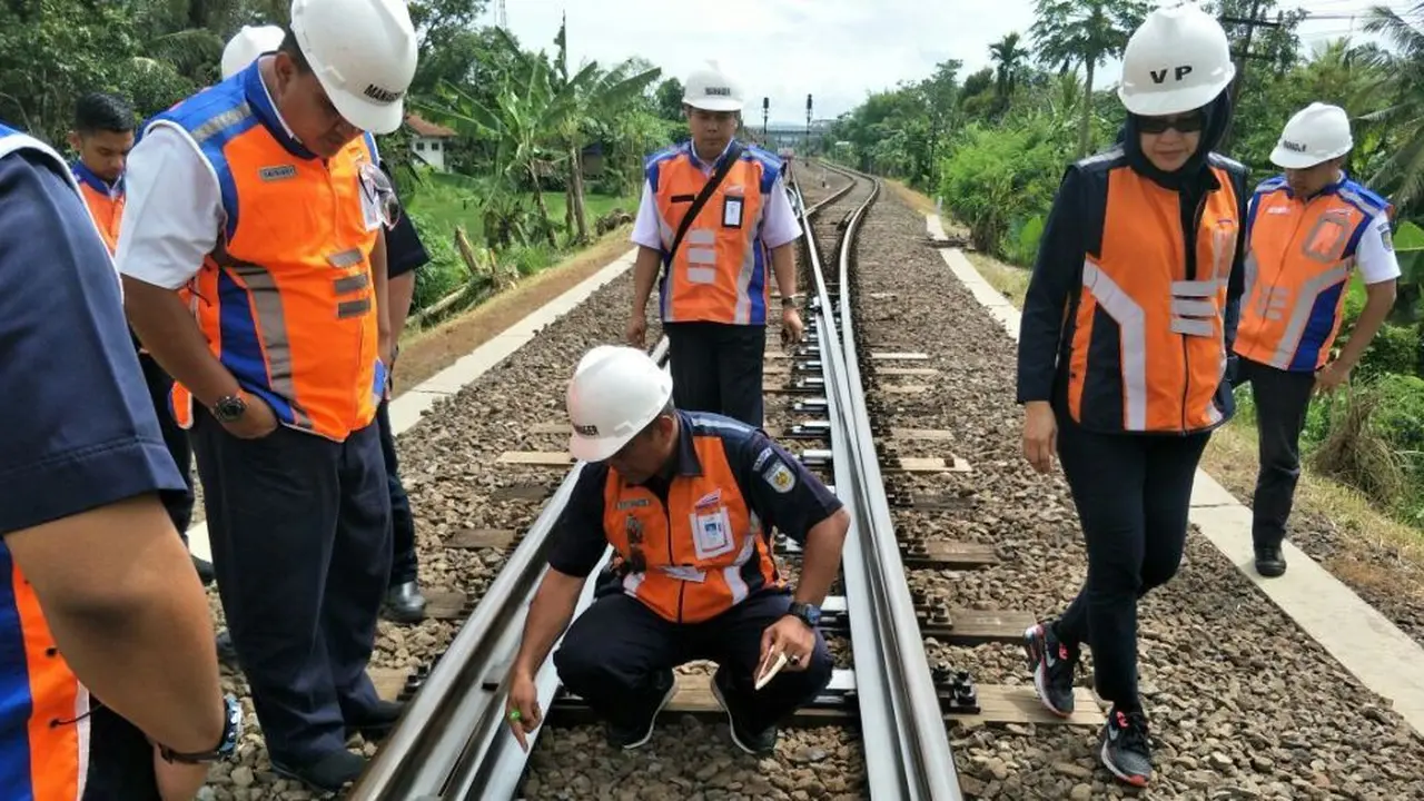 Pengecekan jalur kereta api wilayah Daop 5 Purwokerto. (Foto: Liputan6.com/KAI Daop 5 PWT/Muhamad Ridlo)