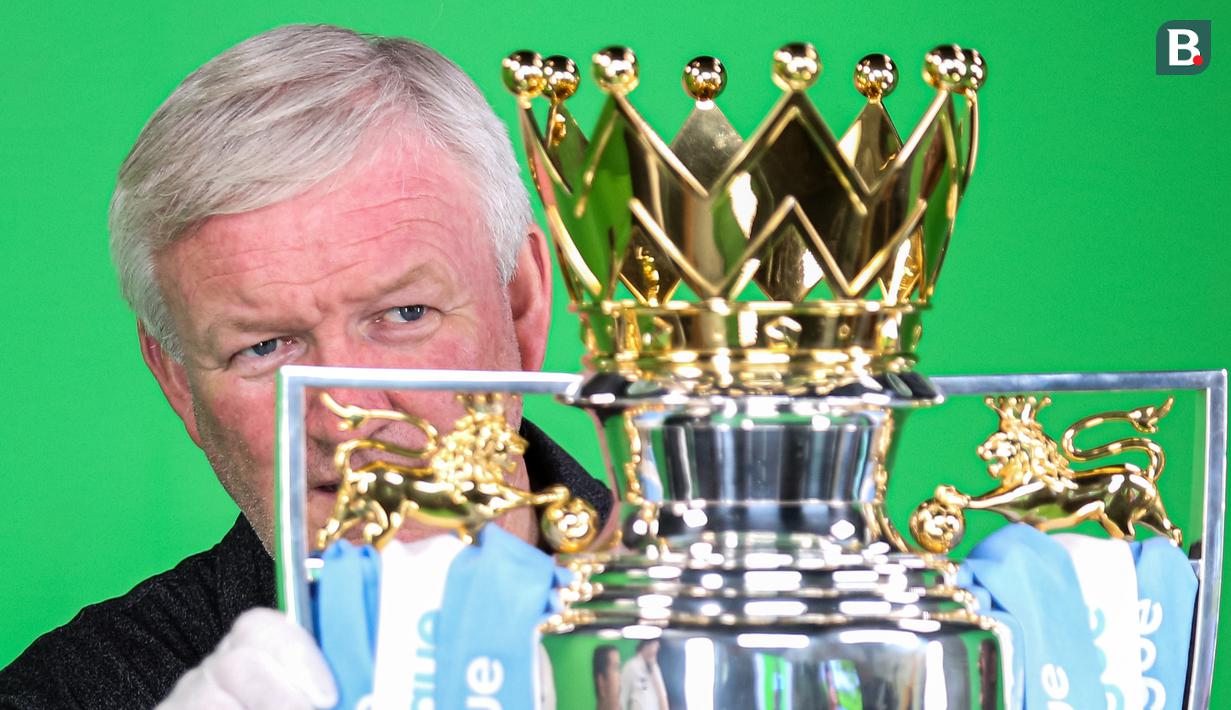 Salah satu tim Manchester City Treble Trophy Tour sedang mempersiapkan trofi Liga Inggris sebelum melakukan syuting di SCTV Tower, Senayan, Jakarta, Kamis (28/09/2023). (Bola.com/Bagaskara Lazuardi)
