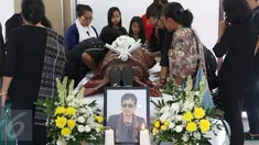 Sejumlah kerabat berdoa disamping jenazah penyanyi senior Eddy Silitonga di rumah duka RS Fatmawati, Jakarta, Kamis (25/8). Belum lama ini, Eddy Silitonga memang tengah menjalani perawatan di RS karena penyakit jantung. (Liputan6.com/Immanuel Antonius)