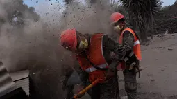 Tim penyelamat menggali tumpukan debu untuk mencari korban dari letusan gunung Feugo di desa San Miguel Los Lotes, Guatemala (5/6). Kemungkinan korban tewas dilaporkan akan terus bertambah. (AFP/Johan Ordonez)