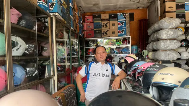 Hendra Africo Sedang Menjaga Toko Helm