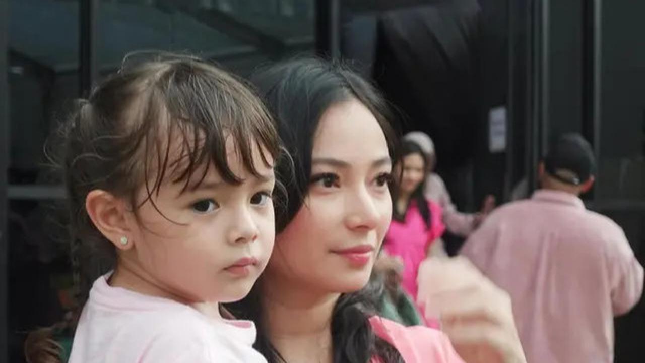 6 Potret Asmirandah Bareng Chloe di Berbagai Acara Launching Produk, Selalu Selaras