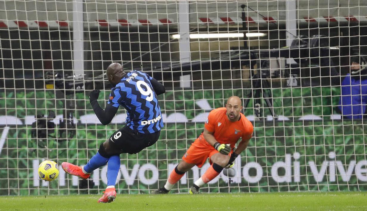 Striker Inter Milan, Romelu Lukaku, melepaskan tendangan penalti ke gawang Lazio pada laga Liga Italia di Stadion Giuseppe Meazza, Senin (15/2/2021). Inter Milan menang dengan skor 3-1. (AP/Luca Bruno)