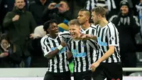 Para pemain Newcastle United merayakan gol yang dicetak oleh Matt Ritchie ke gawang Manchester City pada laga Premier League di Stadion James Park, Selasa (29/1). Newcastle United menang 2-1 atas Manchester City. (AFP/Lindsey Parnaby)