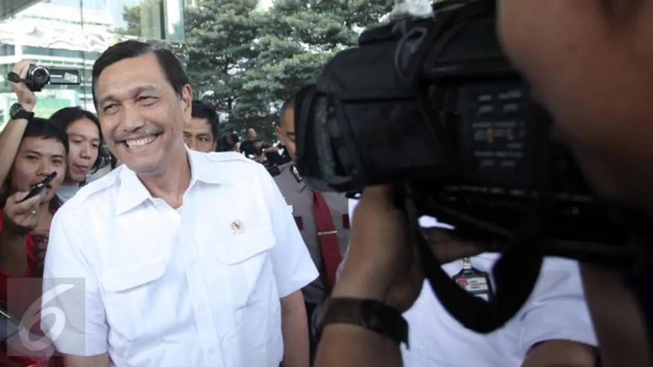 Menko Polhukam Luhut Pandjaitan, Masih Nyetrika Bajunya Sendiri!
