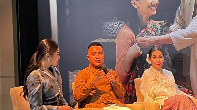 Penata busana Hagai Pakan saat menghadiri premier film pendek Jalan Pulang di Jakarta