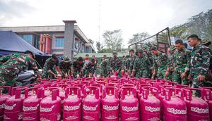 Pertamina Patra Niaga menyalurkan total 983 tabung LPG untuk memenuhi kebutuhan operasional dapur umum dan posko pengungsian di Provinsi Sumatera Barat, Sumatera Utara, dan Aceh. (Dok. Pertamina Patra Niaga)