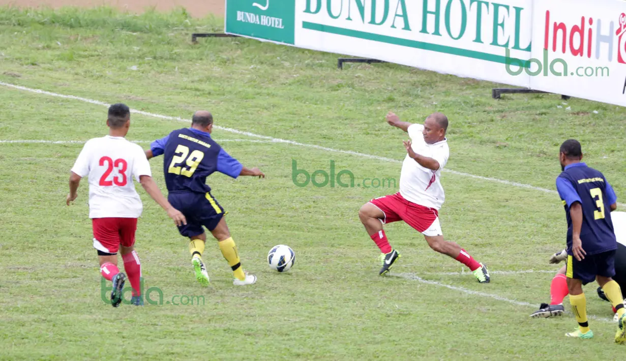 Aksi pemain legenda Padang Allstars melawan Indonesia Allstars pada pembukaan turnamen Irman Gusman Cup 2016 U-17 dan U-19 di Stadion Agus Salim, Padang, Minggu (13/3/2016). (Bola.com/Nicklas Hanoatubun)