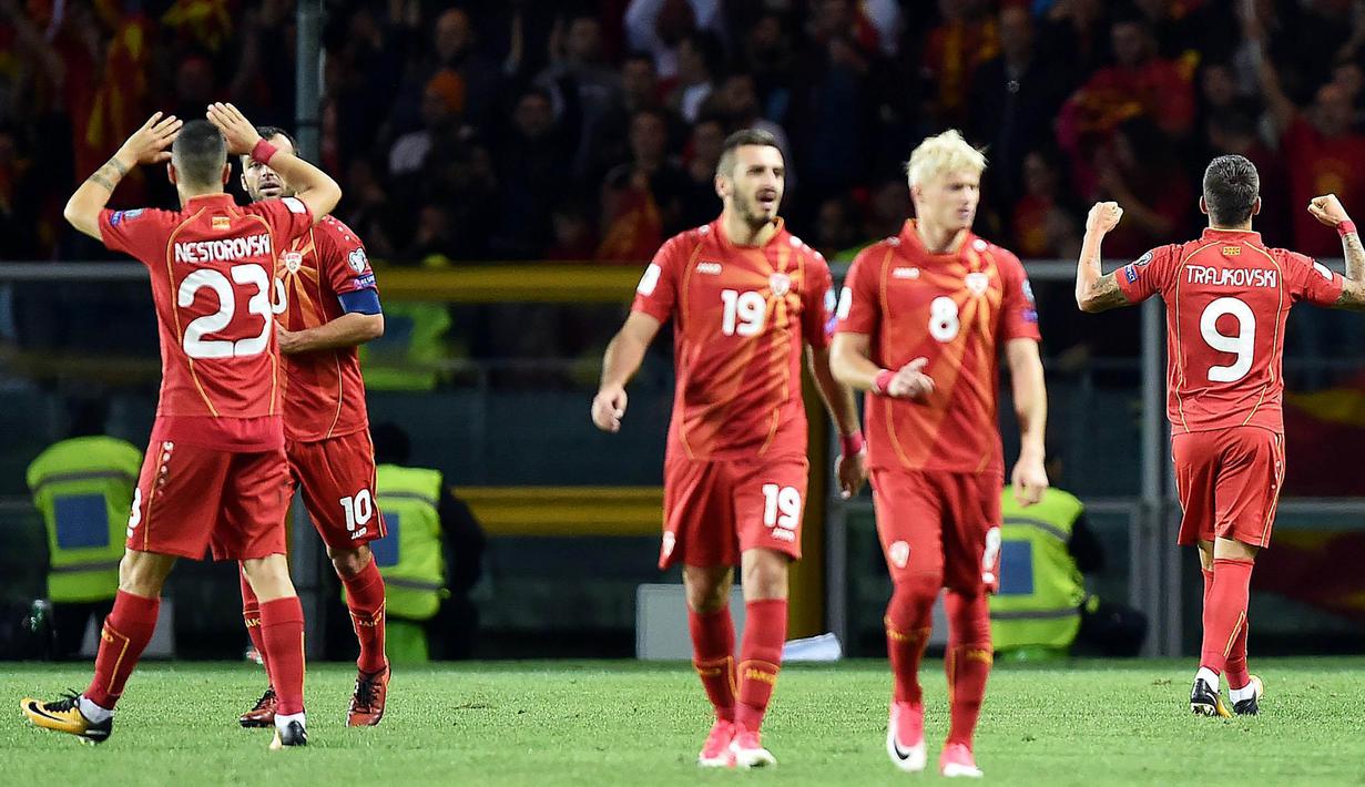 Para pemain Makedonia merayakan gol yang dicetak oleh  Aleksandar Trajkovski ke gawang Italia pada laga Kualifikasi Piala Dunia 2018 di Stadion Olimpico, Turin, Jumat (6/10/2017). Italia ditahan imbang 1-1 dengan Makedonia. (AP/Alessandro Di Marco)