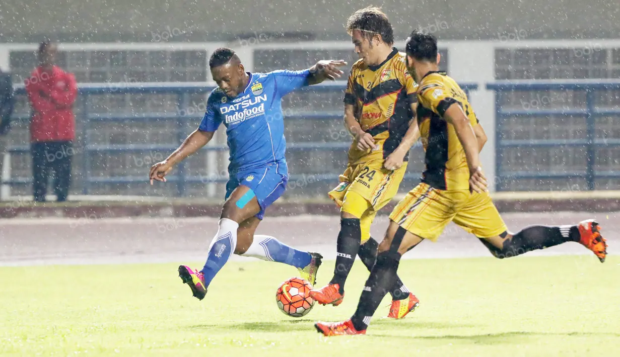 Pemain Persib Bandung, David Laly berusaha mengecoh pemain Mitra Kukar pada laga Torabika SC 2016 di Stadion Gelora Bandung Lautan Api, Sabtu (18/6/2016). Persib Menang 2-1.(Bola.com/Nicklas Hanoatubun)