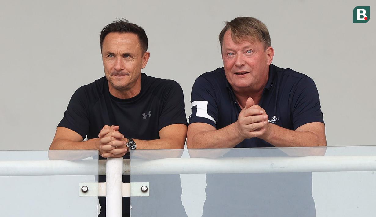 Direktur Teknik Garuda Select, Dennis Wise (kiri) mengamati permainan para peserta saat mengikuti seleksi pemain untuk program Garuda Select di Stadion Madya Gelora Bung Karno, Jakarta, Kamis (6/7/2023). (Bola.com/M Iqbal Ichsan)