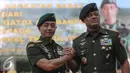 Jenderal TNI Gatot Nurmantyo (kanan) dan Letnan Jenderal TNI Mulyono usai serah terima jabatan Kepala Staf TNI AD di Markas Besar Angkatan Darat, Jakarta, Rabu (15/7/2015). (Liputan6.com/Faizal Fanani)