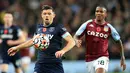 Bek Aston Villa, Ashley Young (kanan) bersaing dengan bek West Ham United, Aaron Cresswell pada pekan sepuluh Liga Inggris di Villa Park, Minggu (31/10/2021). West Ham United mengandaskan tuan rumah Aston Villa dengan skor 4-1. (Lindsey Parnaby / AFP)