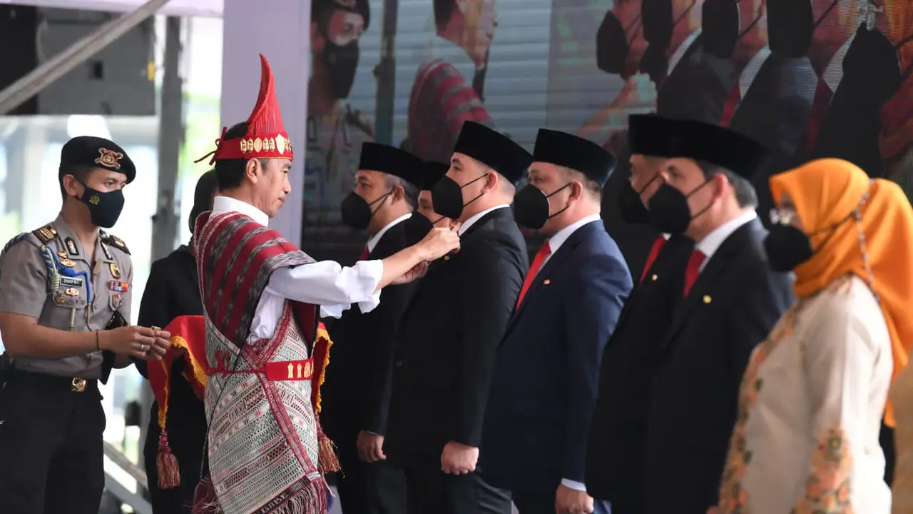 Bupati Pesawaran, Dendi Ramadhona, menerima Tanda Kehormatan Satyalancana Wira Karya dari Presiden Jokowi (Istimewa)