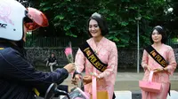 Polwan di Bogor membagikan bunga kepada pengendara di jalan menyambut Hari Kartini (Liputan6.com/ Achmad Sudarno)
