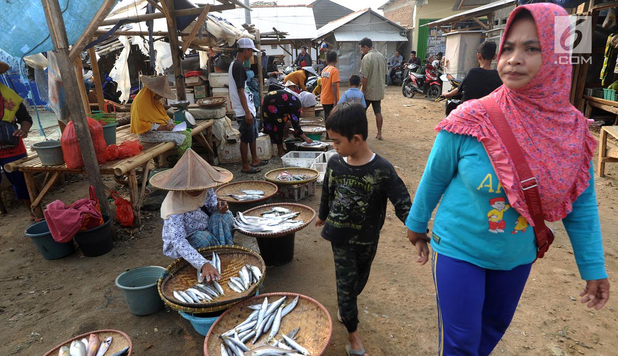 Suasana Pasar Sumur Jaya, Pandeglang, Banten, Sabtu (3/8/2019). Warga Kecamatan Sumur sebelumnya sempat mengungsi ke tempat lebih tinggi akibat gempa bermagnitudo 6,9 yang mengguncang Banten pada Jumat, 2 Agustus 2019 malam. (merdeka.com/Arie Basuki)