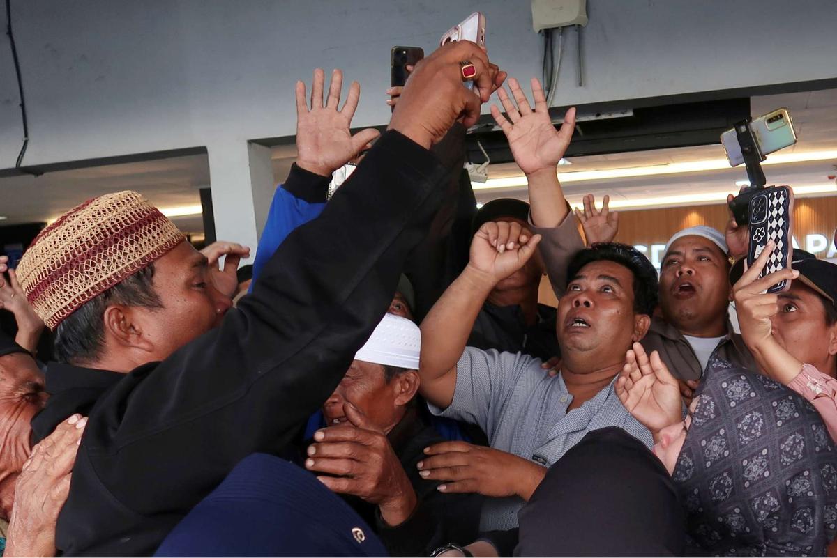 KMP Tunu Pratama Jaya tenggelam di Selat Bali