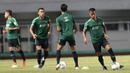 Pemain Timnas Indonesia, Manahati Lestusen , menggiring bola saat sesi latihan di Stadion Pakansari, Bogor, Kamis (22/8). Latihan tersebut untuk persiapan jelang laga kualifikasi Piala Dunia 2022. (Bola.com/M Iqbal Ichsan)