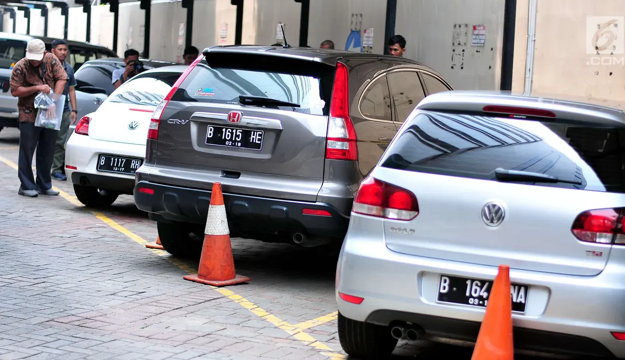 Sejumlah mobil hasil sitaan kasus korupsi yang siap dilelang di Gedung KPK, Jakarta, Selasa (19/9). Sedikitnya 19 mobil siap dilelang KPK dengan harga murah yakni Isuzu Panther tahun 2004 dengan banderol Rp28,8 juta. (Liputan6.com/Helmi Afandi)