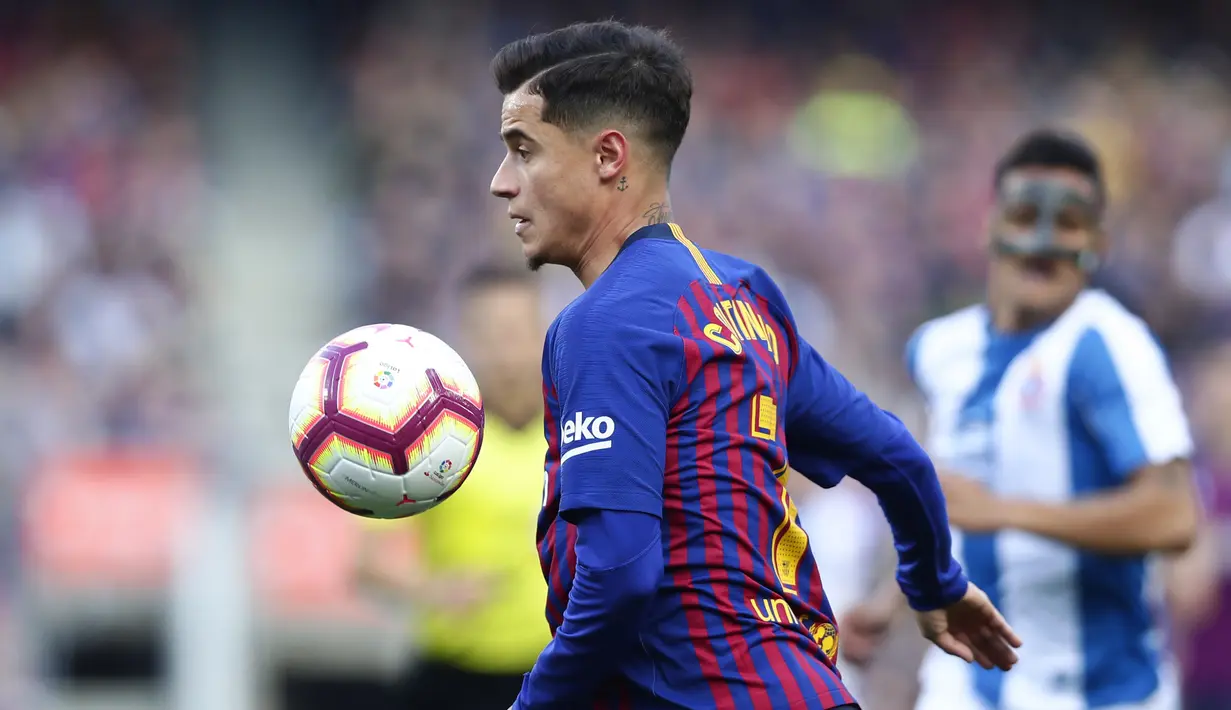 Gelandang Barcelona, Philippe Coutinho, mengontrol bola saat melawan Espanyol pada laga La Liga di Stadion Camp Nou, Sabtu (30/3). Barcelona menang 2-0 atas Espanyol. (AP/Manu Fernandez)