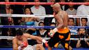 Floyd Mayweather Jr. saat memukul KO Victor Ortiz di ronde 4 untuk merebut gelar juara dunia Kelas Welter WBC. 17 September 2011. (AFP).