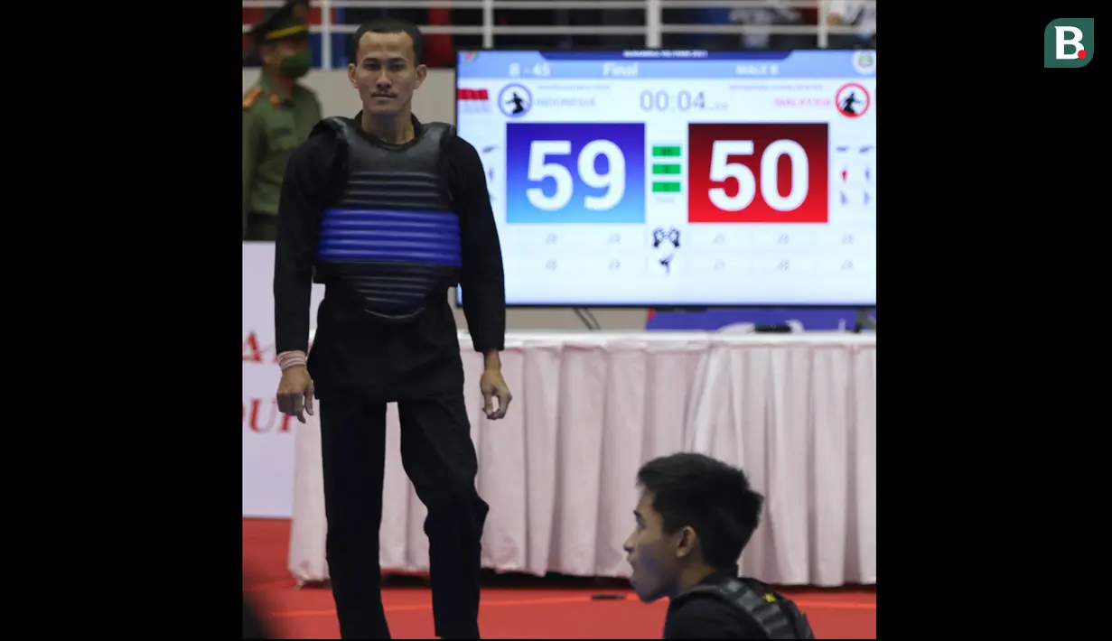 Kejadian bermula ketika pesilat Indonesia, Khoirudin Mustakim (kiri) bertarung dengan atlet Malaysia, Muhammad Khairi Adib dalam perebutan medali emas pada kelas B putra 50-55 kg. Mustakim yang sudah unggul dianggap melakukan pelanggaran berat terhadap pesilat Malaysia. (Bola.com/Ikhwan Yanuar)