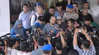 Novel Baswedan tiba di Mabes Polri, Jakarta, untuk menandatangani surat penangguhan penahanan. (Liputan6.com/Helmi Fithriansyah)