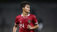 Pemain Timnas Indonesia U-22, Rifky Dwi Septiawan saat laga uji coba internasional antara Timnas Indonesia U-22 melawan Timnas Lebanon U-22 di Stadion Utama Gelora Bung Karno (SUGBK), Senayan, Jakarta, Jumat (14/04/2023). Pertandingan ini menjadi salah satu bentuk persiapan untuk SEA Games 2023 di Kamboja. (Bola.com/Bagaskara Lazuardi)