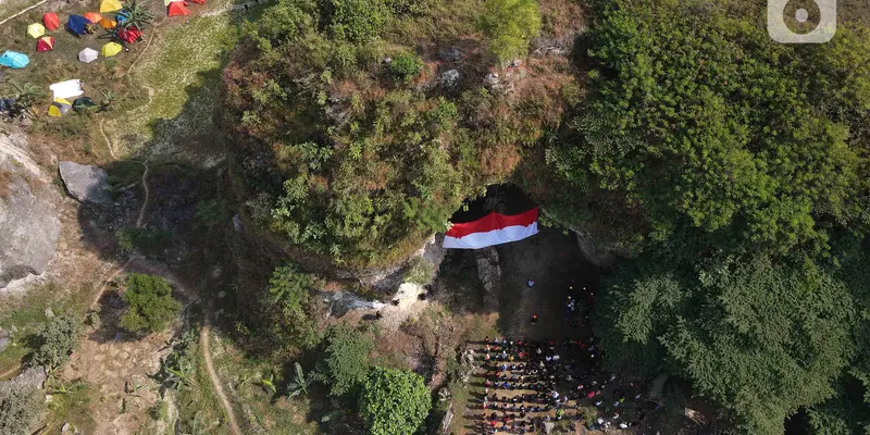 Pengibaran Bendera Merah Putih di Gua Sigugula Bogor
