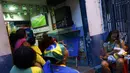 Laga Brasil kontra Kamerun di penyisihan Piala Dunia 2014 Grup A menyita perhatian warga, termasuk yang tinggal di kawasan kumuh Pavao-Pavaozinho, Rio de Janeiro, (23/6/2014). (REUTERS/Ricardo Moraes) 