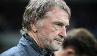 Ketua Grup INEOS Inggris Sir Jim Ratcliffe melihat sebelum pertandingan Liga1 Prancis antara Nice dan PSG di stadion "Allianz Riviera" di Nice, Prancis selatan, pada 18 Oktober 2019. Seperti Sheikh Jassim yang ingin membeli Manchester United, Sir Jim Ratcliffe juga merupakan fans Setan Merah. (AFP/Valery Hache)