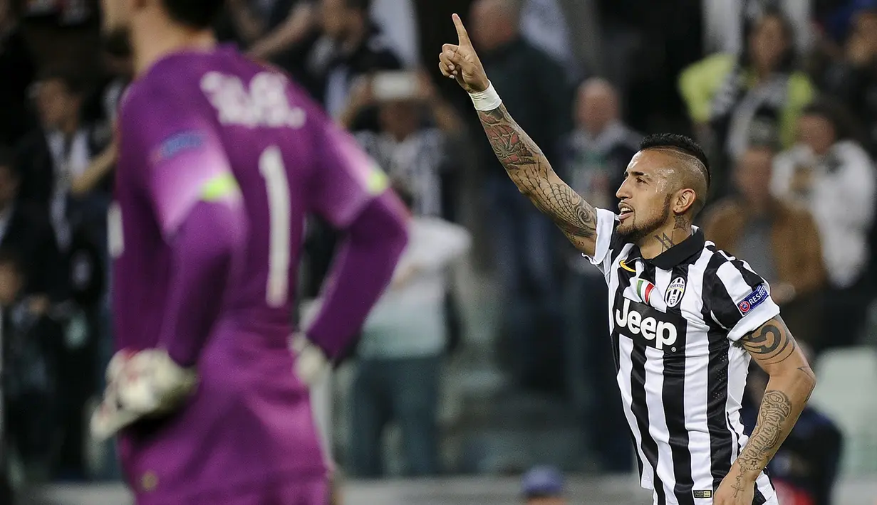 Gelandang Juventus, Arturo Vidal (kanan) merayakan selebrasi usai mencetak gol ke gawang AS Monaco saat 8 besar Liga Champions di Juventus Stadium, Italia, Rabu (15/4/2015). Juvenetus Menang 1-0 atas AS Monaco. (REUTERS/Giorgio Perottino)