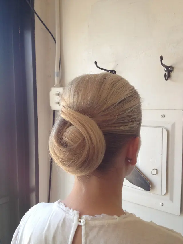 Cara Menata Rambut Pendek ke Pesta