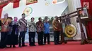 Wakil Ketua DPD Nono Sampono (kanan) membuka acara Festival Beasiswa Nusantara di Jakarta, Minggu (25/11). Festival ini dalam rangka Hari Pahlawan dan HUT ke-14 DPD. (Liputan6.com/JohanTallo)