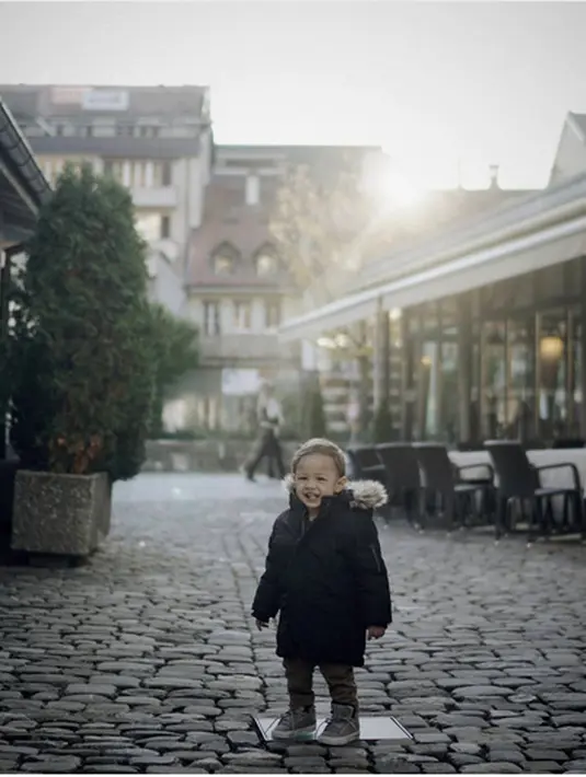 "Liburan nekat berhasil, sblm berangkat deg2an takut bjorka rewel takut bjorka ga kuat dingin, ternyata ketakutan kita berlebihan, bjorka kooperatif skalihhh.. mau hadiah apa nakkk?! Dede?!," tulis ringgoagus. (Instagram/ringgoagus)