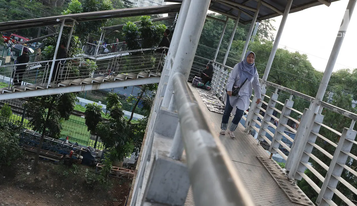 Kondisi jembatan penyeberangan orang di Jakarta, Minggu (6/8). Dinas Bina Marga DKI Jakarta pada tahun ini akan merevitalisasi JPO yang sudah tua di Ibu Kota dengan anggaran Rp10 miliar sesuai dengan APBD 2017. (Liputan6.com/Immanuel Antonius)