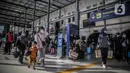 <p>Penumpang kereta api Dharmawangsa dari Surabaya tiba di Stasiun Pasar Senen, Jakarta, Kamis (5/5/2022). Sebanyak 38.400 penumpang yang berangkat dari seluruh stasiun KA Jarak Jauh tiba di area Daop 1 Jakarta pada H+3 lebaran. (Liputan6.com/Faizal Fanani)</p>