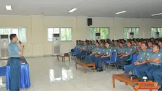 Citizen6, Jakarta: Aslog Panglima Kolinlamil Kolonel Laut (T) Riyadi Syahardani memberikan ceramah Binpers tentang penghematan listrik, air dan BBM di Gedung Laut Natuna, Mako Kolinlamil, Tanjung Priok, Jakarta. (Pengirim: Dispenkolinlamil).