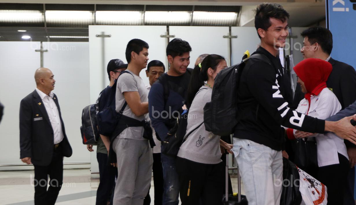 Selain Tontowi Ahmad dan Liliyana Natsir, para atlet lainya seperti Praven dan Debby juga tiba di Bandara Soekarno-Hatta, Cengkareng (29/8/2017). Tontowi/Liliyana meraih medali emas pada kejuaraan dunia di Glasgow. (Bola.com/Nicklas Hanoatubun)