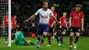 Striker Tottenham, Harry Kane, merayakan gol yang dicetaknya ke gawang Southampton pada laga Premier League di Stadion Wembley, London, Rabu (5/12). Tottenham menang 3-1 atas Southampton. (AFP/Ian Kington)