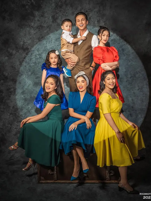 Potret Andhika Pratama dan Ussy Sulistiawaty bersama anak-anaknya (Sumber: Instagram/@riomotret)