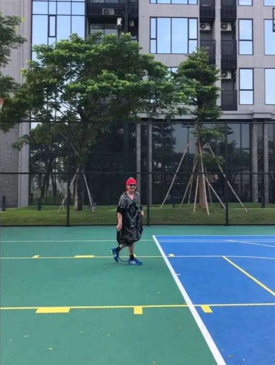 Penampilan Bio One saat tenis mengenakan daster dan baju oversize ini bikin geleng kepala. Ia selalu totalitas dalam penampilan. (Liputan6.com/IG/@bojvoyej)