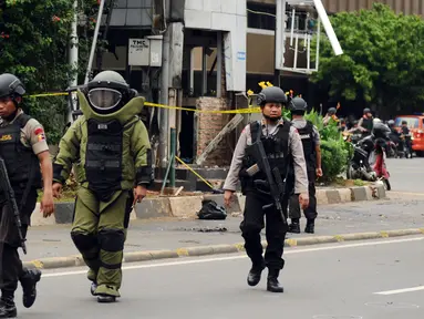 Petugas Gegana Polri meninggalkan pos polisi di perempatan Sarinah Jl MH Thamrin usai melakukan penyisiran, Jakarta, Kamis (14/1/2016). Pasca ledakan, aparat Gegana langsung melokalisir tempat kejadian perkara (TKP). (Liputan6.com/Helmi Fithriansyah)