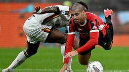 Laga ke-6 Serie A Italia 2024/2025 antara AC Milan menjamu Lecce berlangsung ketat dan sengit. (Gabriel BOUYS/AFP)