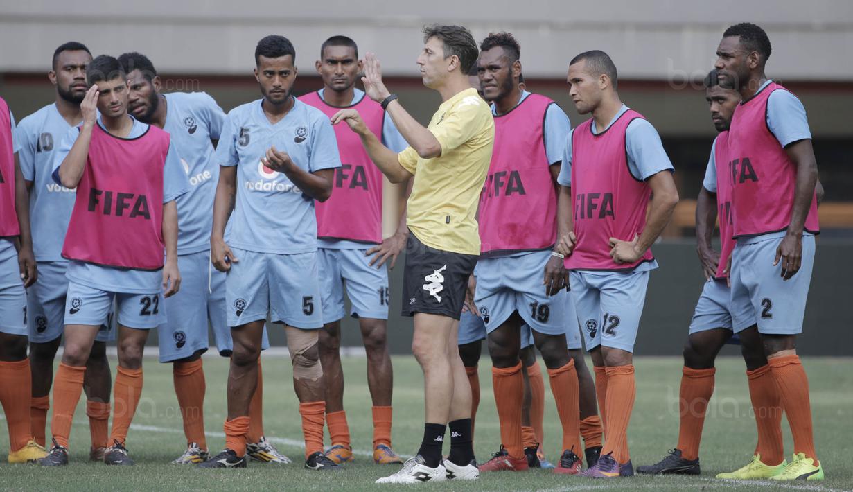 Pelatih Timnas Fiji, Christope Gamel, memimpin latihan jelang laga melawan Indonesia di Stadion Patriot, Bekasi, Jumat, (1/9/2017). Fiji akan menjalani laga Persahabatan melawan Indonesia. (Bola.com/M Iqbal Ichsan)