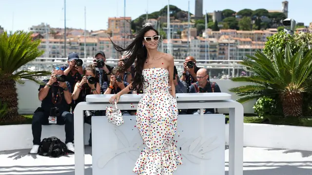 Demi Moore Pancarkan Aura Awet Muda dengan Deretan Look Glamor di Festival Film Cannes 2026