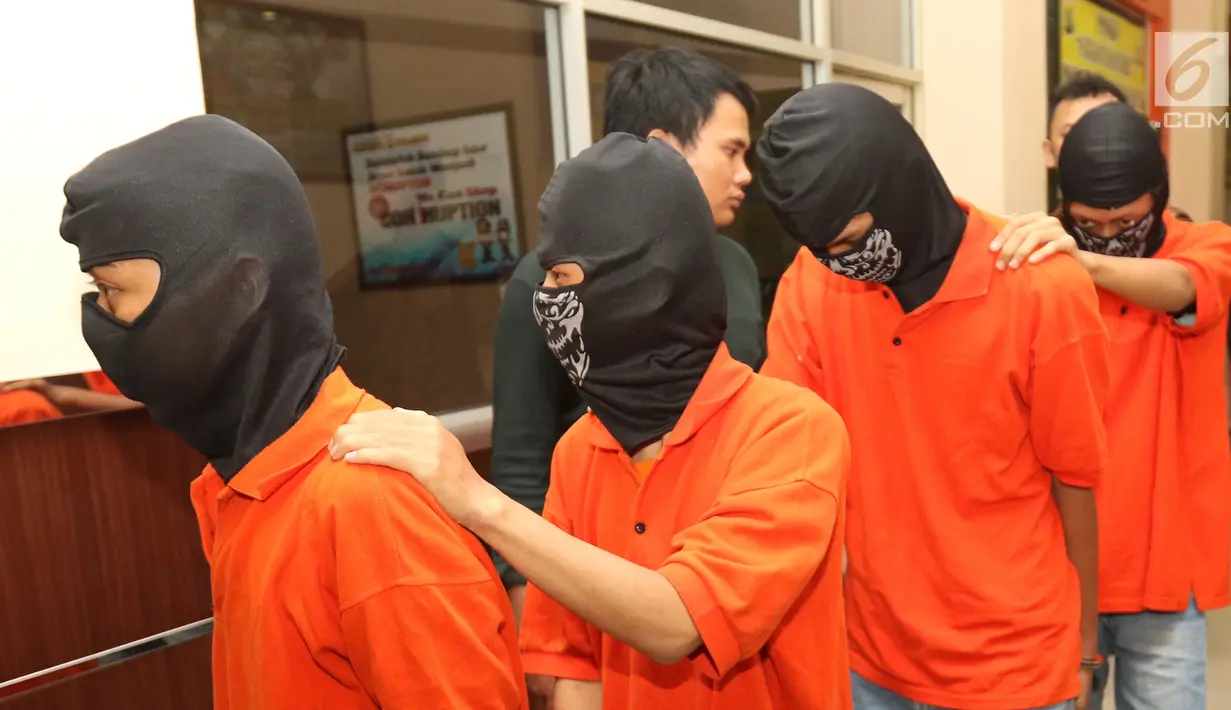 Tersangka kasus bentrok suporter Persija Jakarta dengan PSM Makassar dihadirkan saat rilis di Polres Jakarta Selatan, Jumat (9/8/2019). Polres Metro Jakarta Selatan mengamankan delapan tersangka terkait kejadian tersebut. (Liputan6.com/Faizal Fanani)